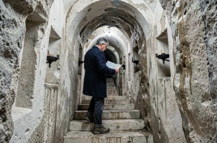 Visiteur explorant les galeries souterraines de la Laure des Grottes de Kyiv, un site monastique historique en Ukraine