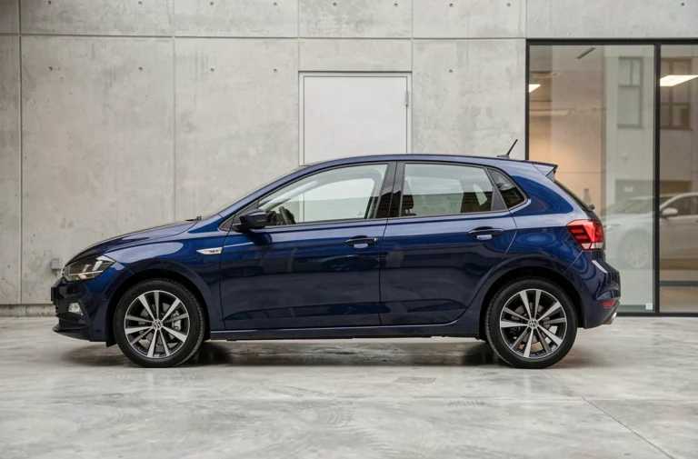 Volkswagen Polo 6 en finition bleue métallisée présentée de profil dans un environnement urbain épuré